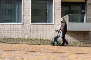 Deambulatore e rollator per camminare in sicurezza